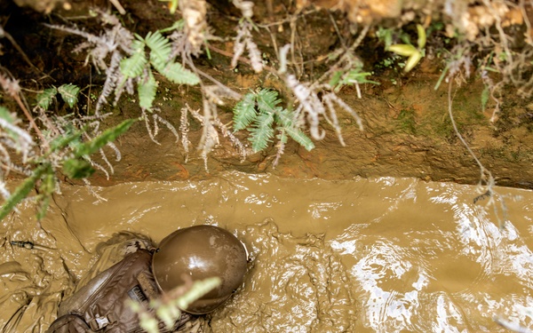 7th Communication Battalion Marines conduct jungle endurance obstacles at Jungle Warfare Training Center