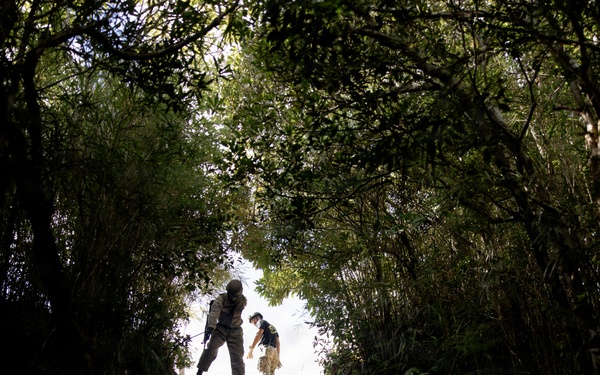 7th Communication Battalion Marines conduct jungle endurance obstacles at Jungle Warfare Training Center