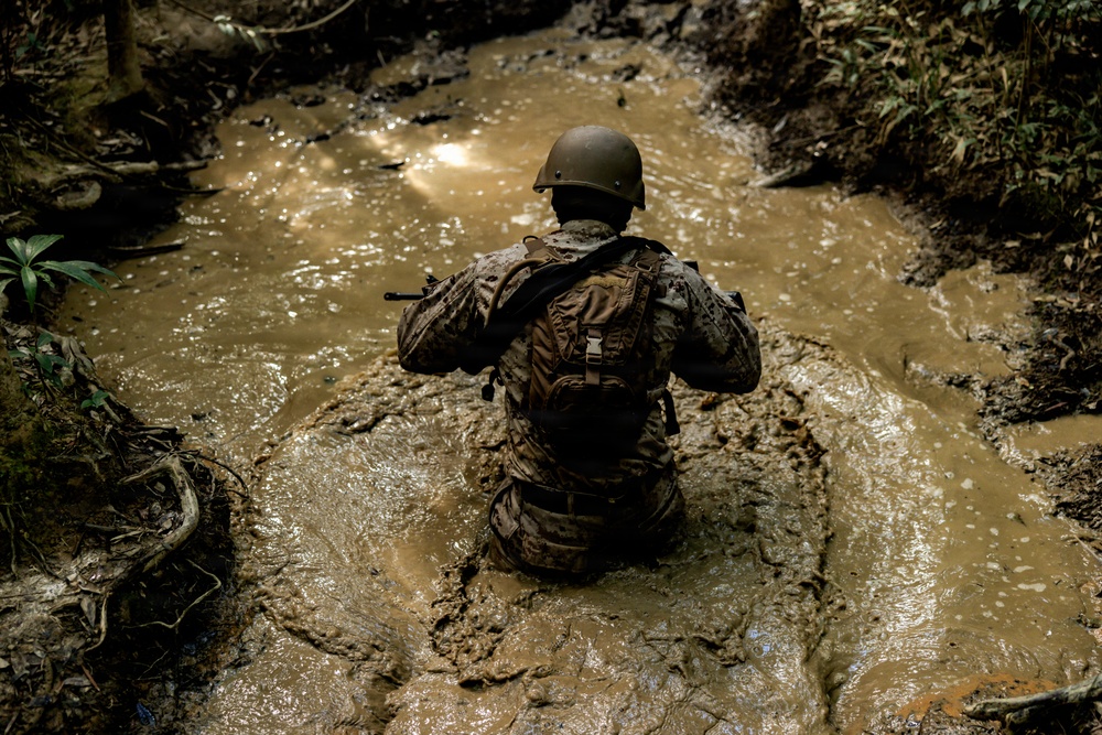 7th Communication Battalion Marines conduct jungle endurance obstacles at Jungle Warfare Training Center
