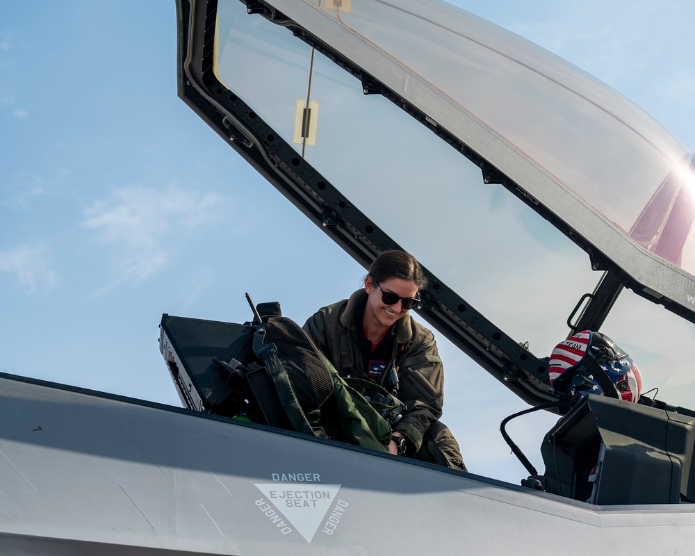 F-35A Demonstration Team Arrives at Dubai Airshow