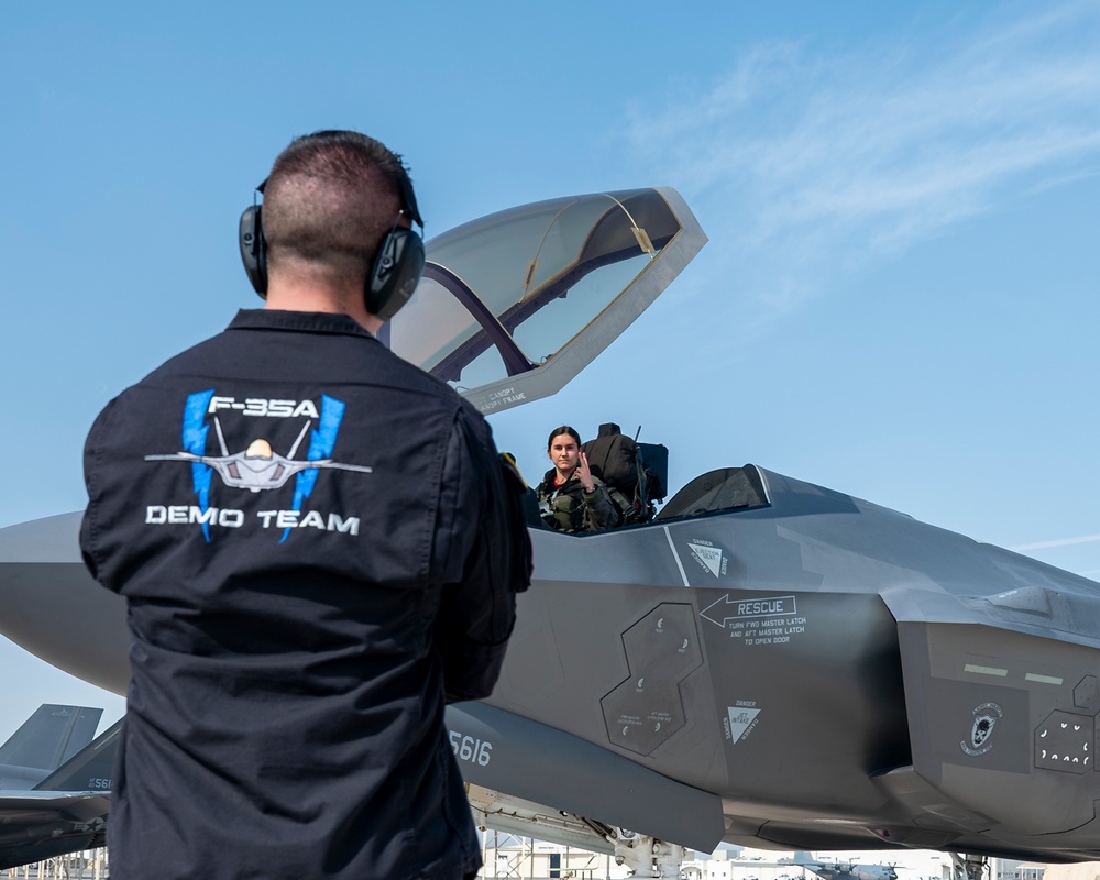 F-35A Demonstration Team Arrives at Dubai Airshow