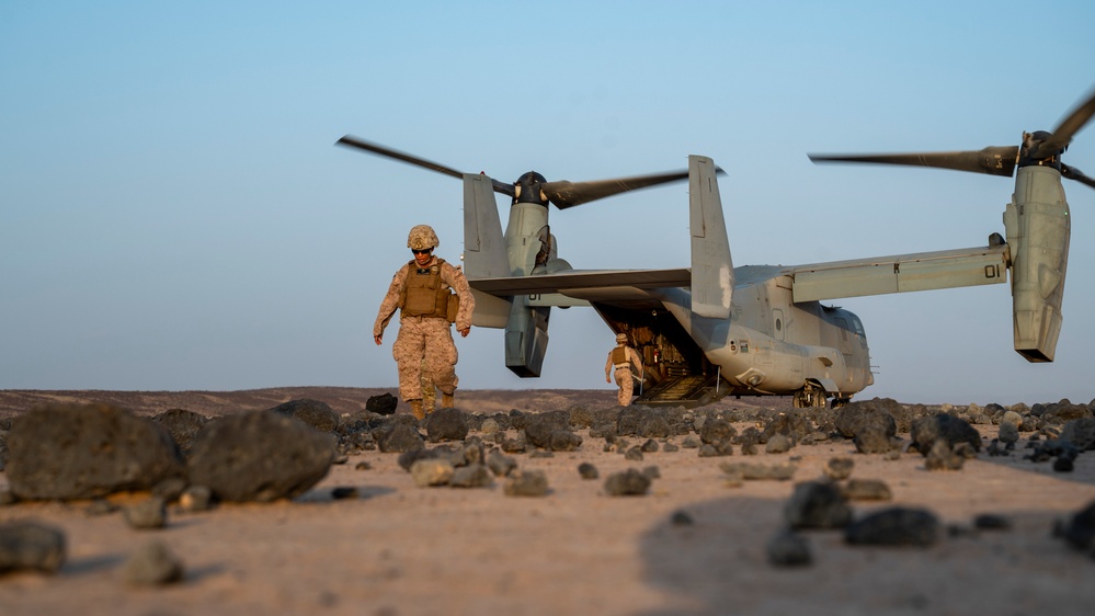 External lift training enhances readiness of U.S. forces in East Africa