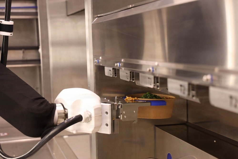 Robotic arm prepares meals for soldiers autonomously