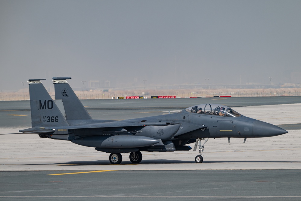 F-15E Strike Eagle performs over Dubai Airshow