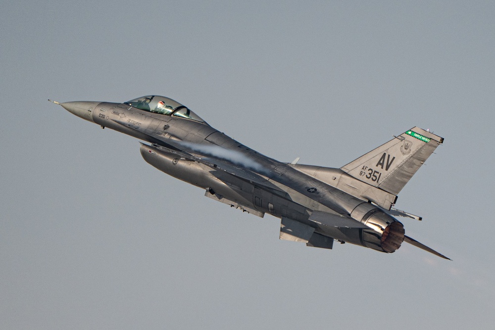 F-16C Fighting Falcon performs aerial demonstration over Dubai Airshow