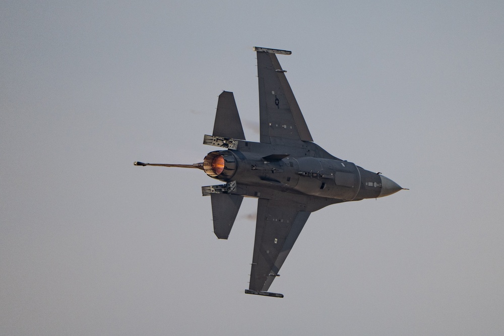 F-16C Fighting Falcon performs aerial demonstration over Dubai Airshow