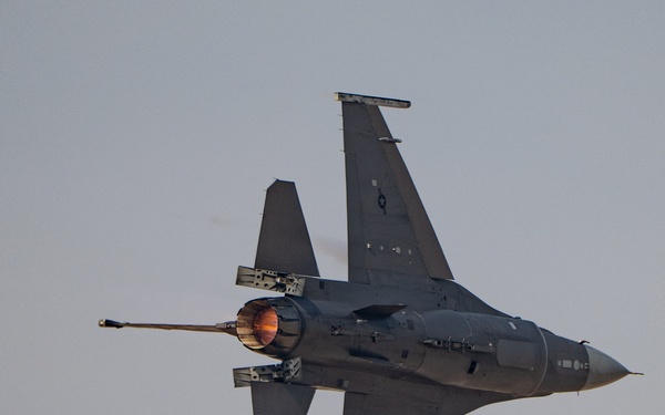 F-16C Fighting Falcon performs aerial demonstration over Dubai Airshow