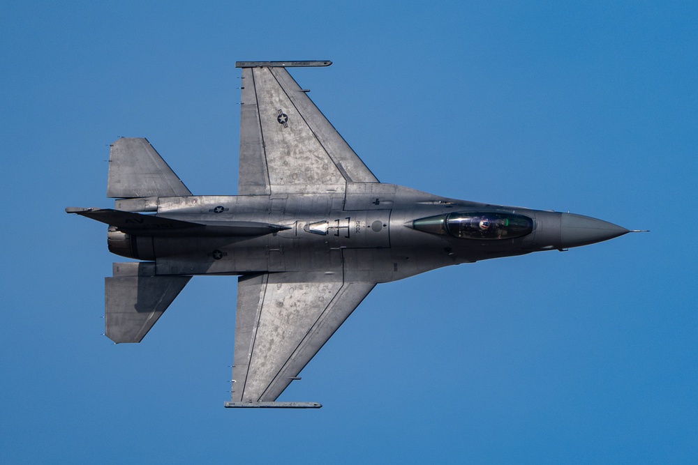 F-16C Fighting Falcon performs over Dubai Airshow