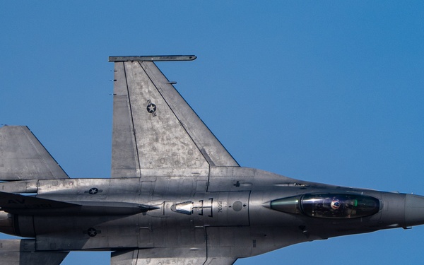 F-16C Fighting Falcon performs over Dubai Airshow