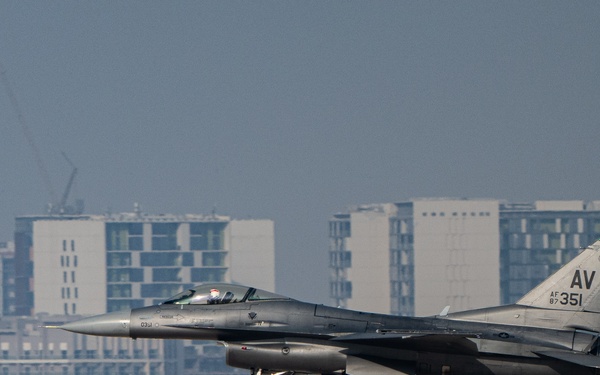 F-16C Fighting Falcon performs over Dubai Airshow