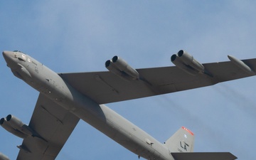 B-52 Stratofortress flies over Dubai Airshow 2025