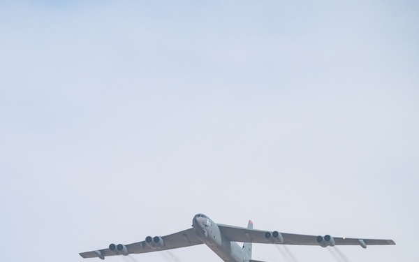 B-52 Stratofortress flies over Dubai Airshow 2025