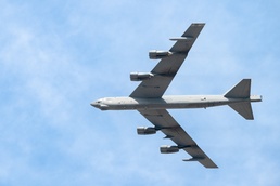 B-52 Stratofortress flies over Dubai Airshow 2025