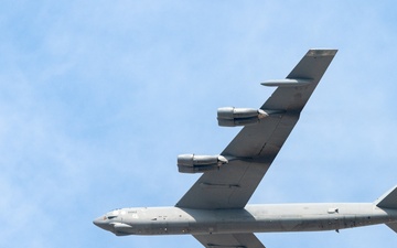 B-52 Stratofortress flies over Dubai Airshow 2025
