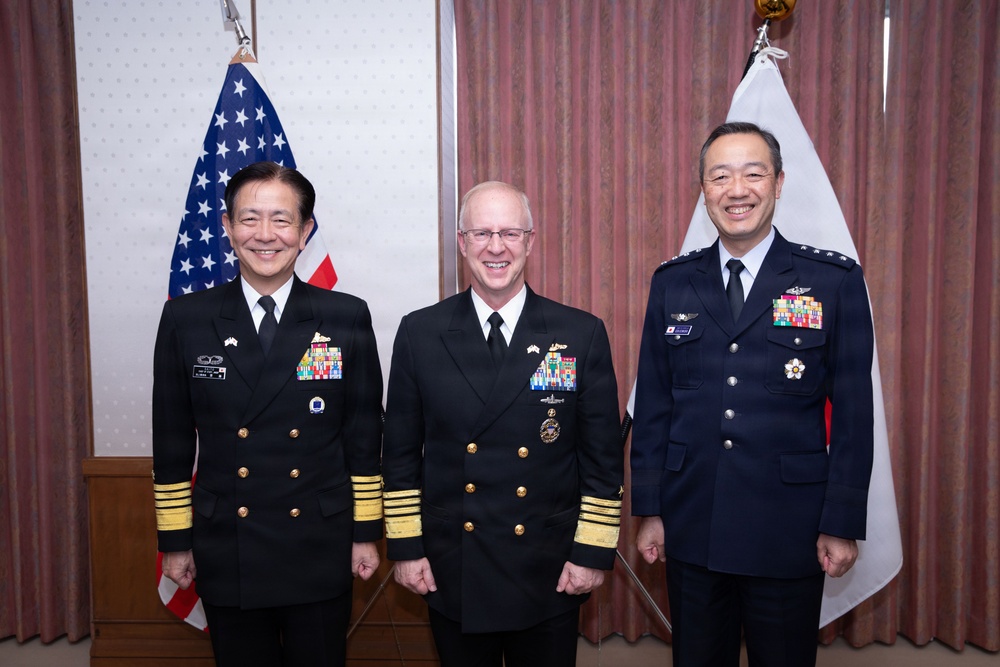 CNO Meets with Senior Leaders in Japan's Ministry of Defense