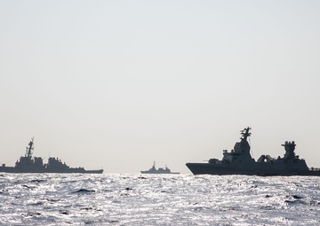 USS Mitscher (DDG 57) sails in formation with INS Magen and INS Hanit of the Israel Defense Force