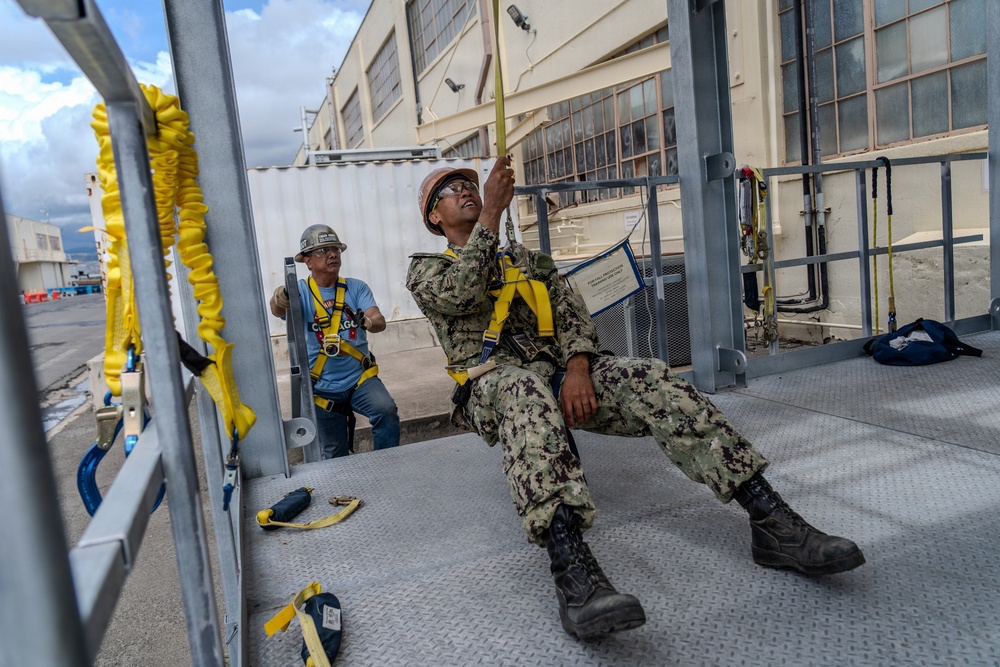 Shipyard and Sailors conduct aloft training at PHNSY &amp; IMF