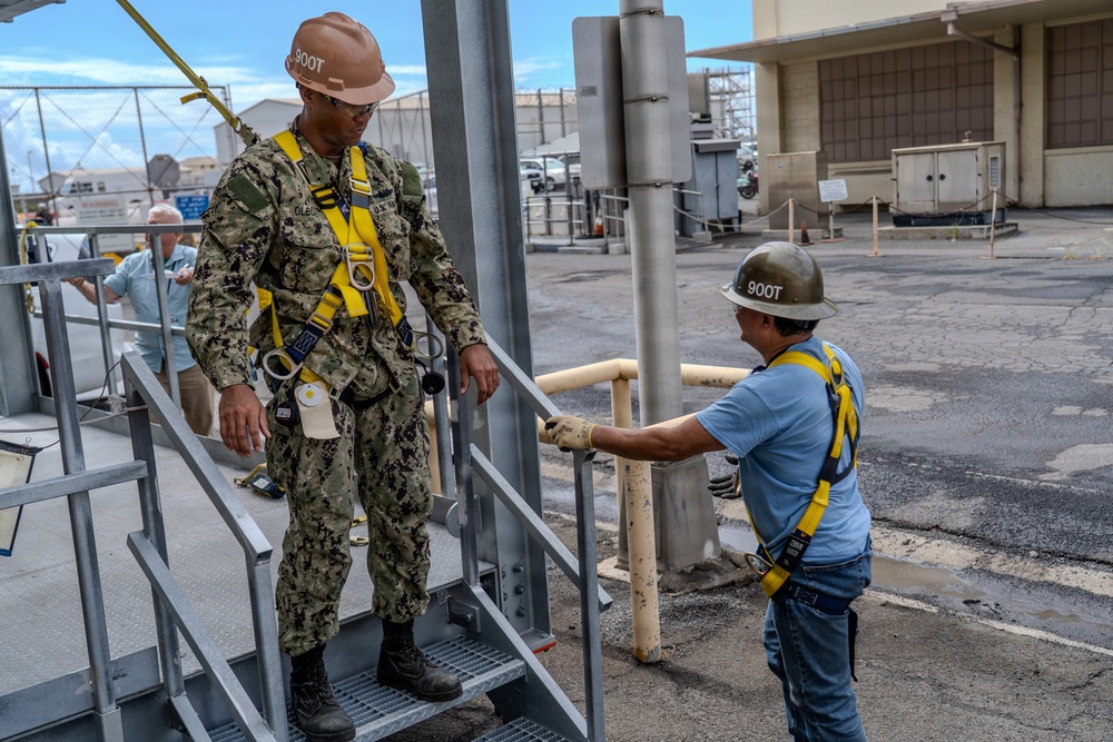 Shipyard and Sailors conduct aloft training at PHNSY &amp; IMF