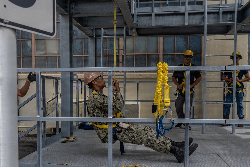 Shipyard and Sailors conduct aloft training at PHNSY &amp; IMF
