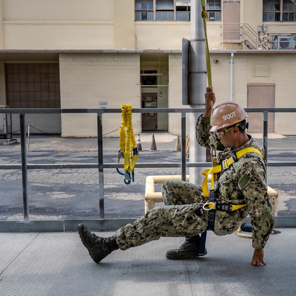 Shipyard and Sailors conduct aloft training at PHNSY &amp; IMF