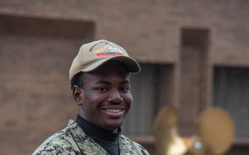 Surface Warfare Engineering Schools Command (SWESC) Great Lakes Sailors respond to overturned car on Veterans Day
