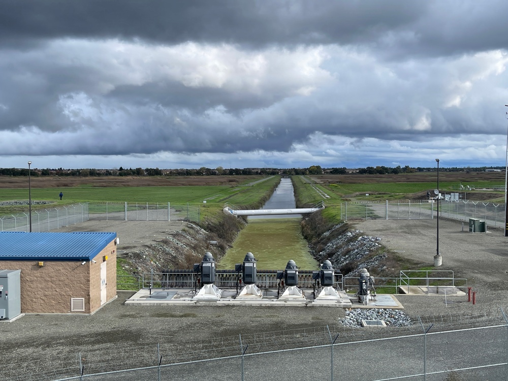 Rains pause work along Natomas Reach A, but pumping plant valve vault work continues