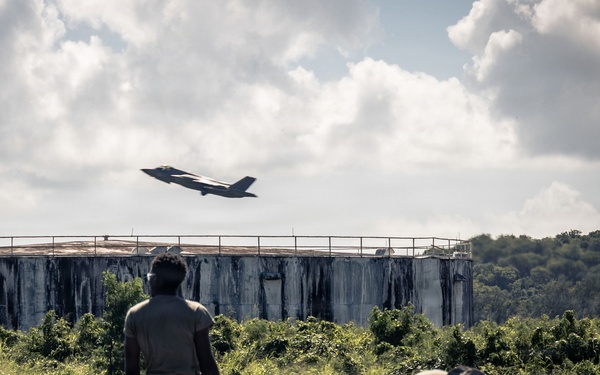 MAG-13 CO visits VMFA-225 in Puerto Rico