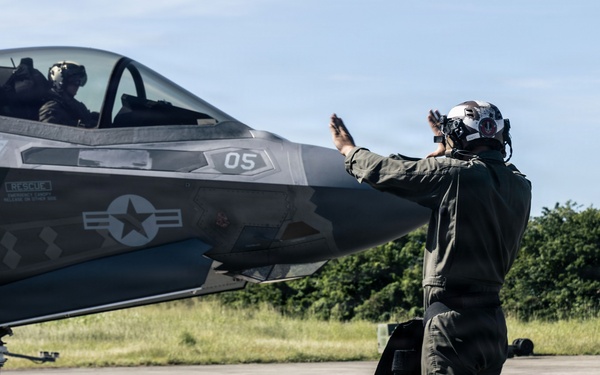 MAG-13 CO visits VMFA-225 in Puerto Rico