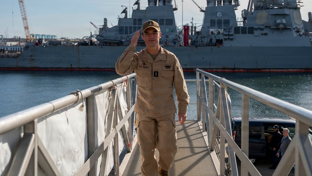 Commander, U.S. 2nd Fleet Visits USS Cole, USS Ross