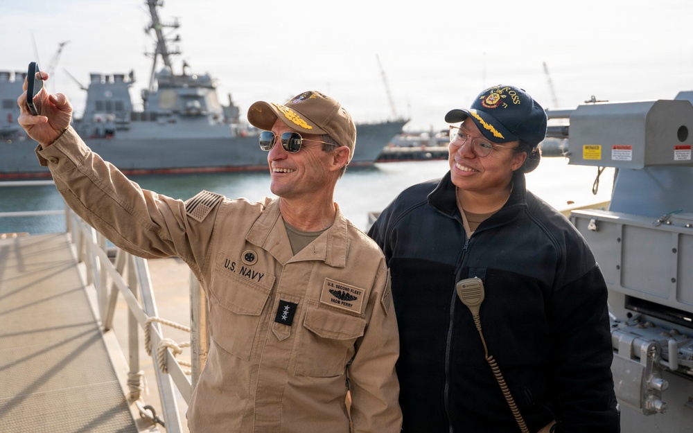 Commander, U.S. 2nd Fleet Visits USS Cole, USS Ross