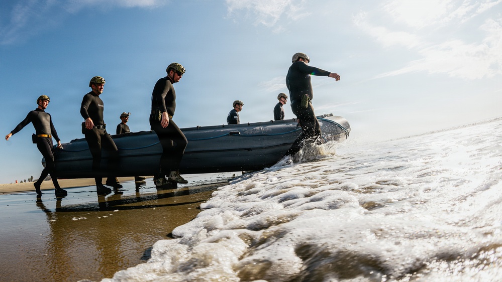 EODMU-11 Conducts Surf Passage Training