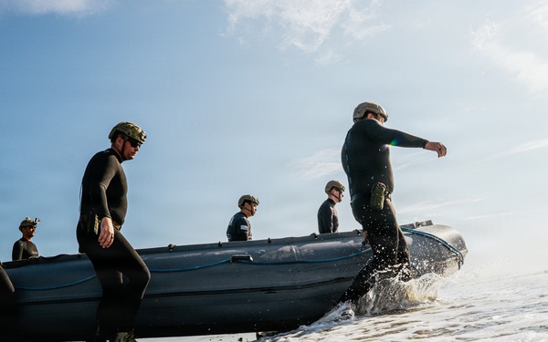 EODMU-11 Conducts Surf Passage Training