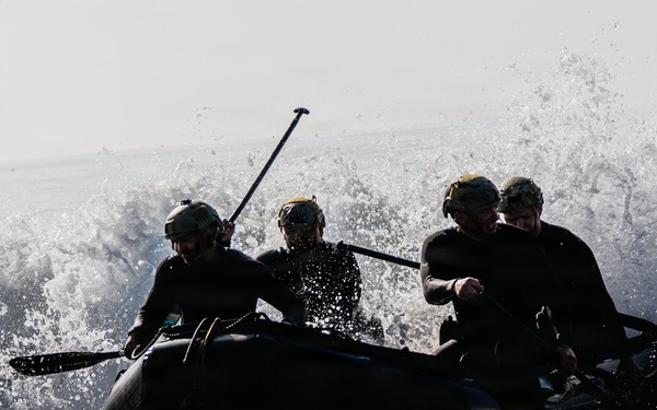 EODMU-11 Conducts Surf Passage Training