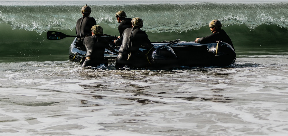 EODMU-11 Conducts Surf Passage Training