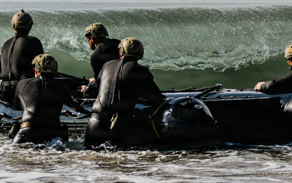 EODMU-11 Conducts Surf Passage Training