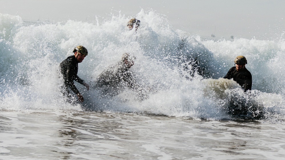EODMU-11 Conducts Surf Passage Training