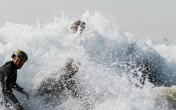 EODMU-11 Conducts Surf Passage Training