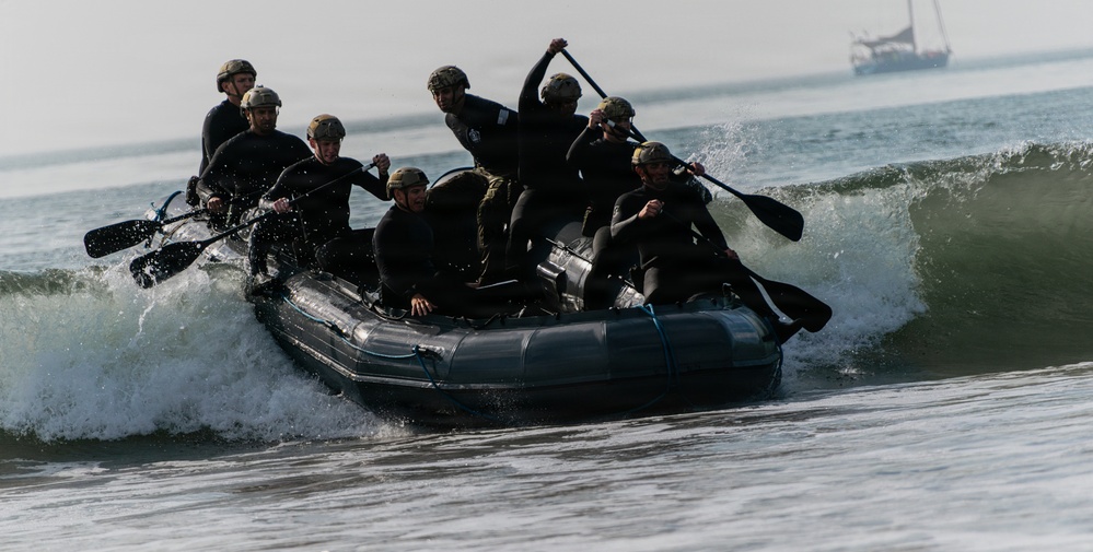 EODMU-11 Conducts Surf Passage Training