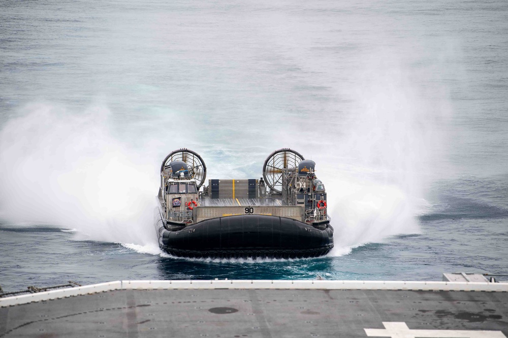Boxer Conducts LCAC Operations