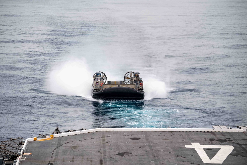 Boxer Conducts LCAC Operations