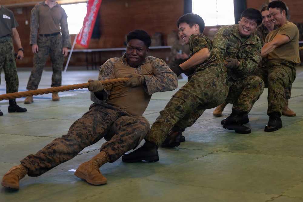 U.S. Marines and JGSDF Service Members Conduct Bilateral Field Day