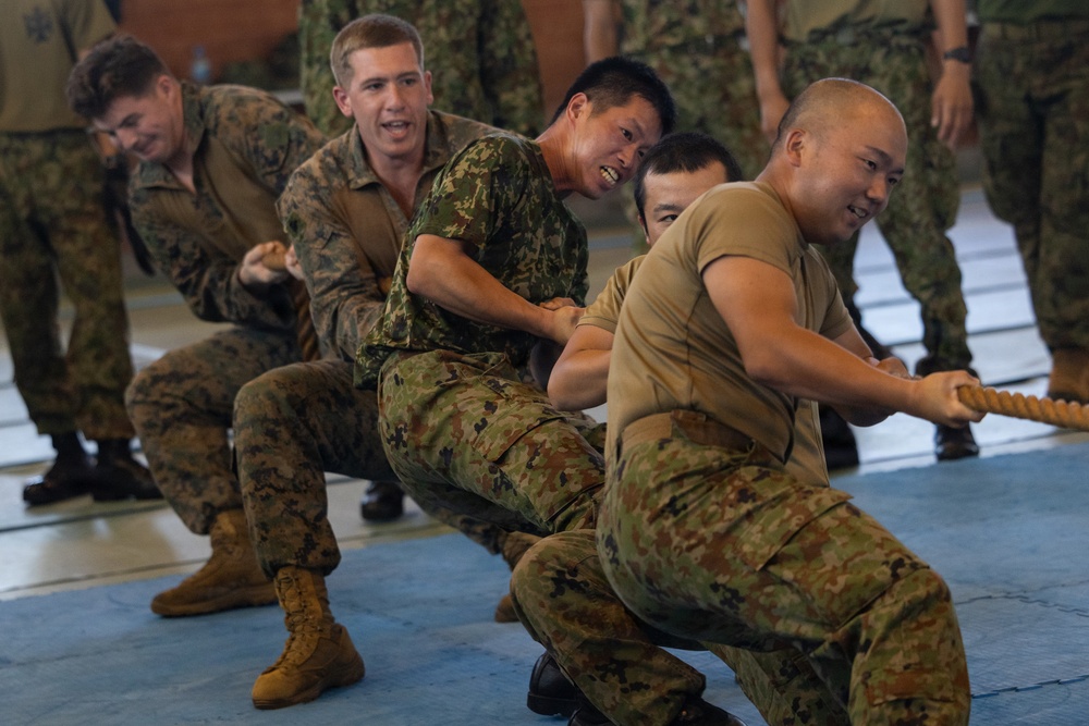 U.S. Marines and JGSDF Service Members Conduct Bilateral Field Day
