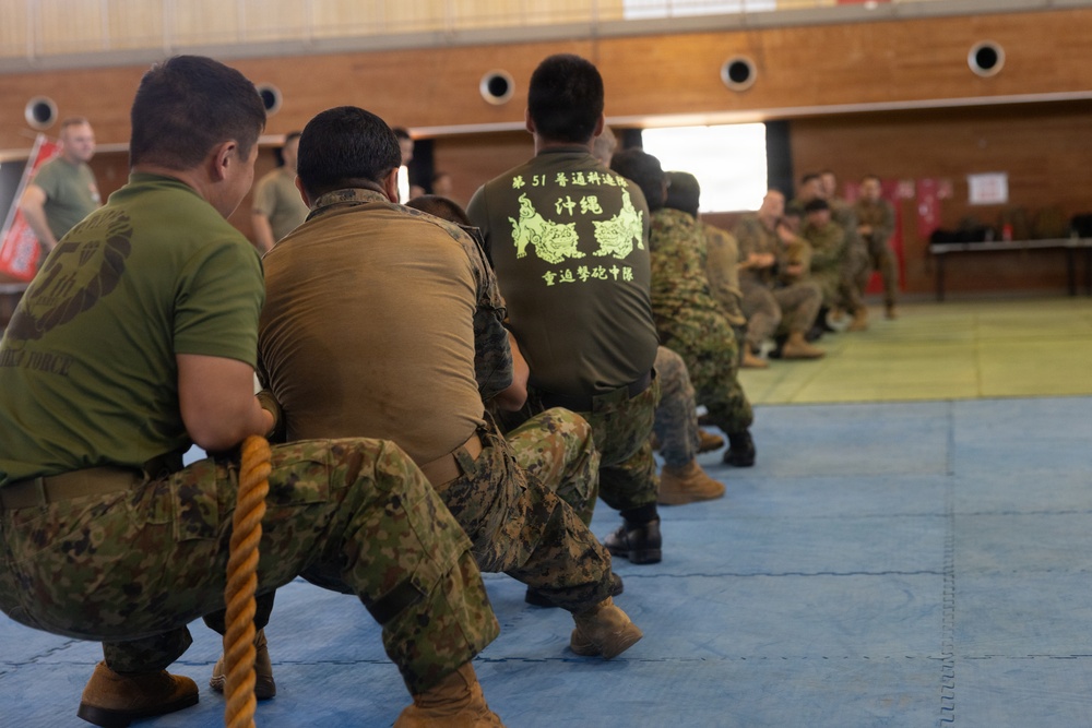 U.S. Marines and JGSDF Service Members Conduct Bilateral Field Day