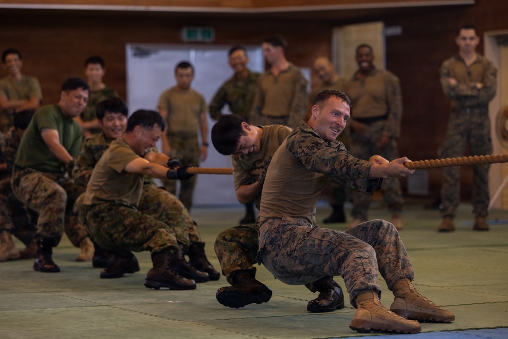 U.S. Marines and JGSDF Service Members Conduct Bilateral Field Day