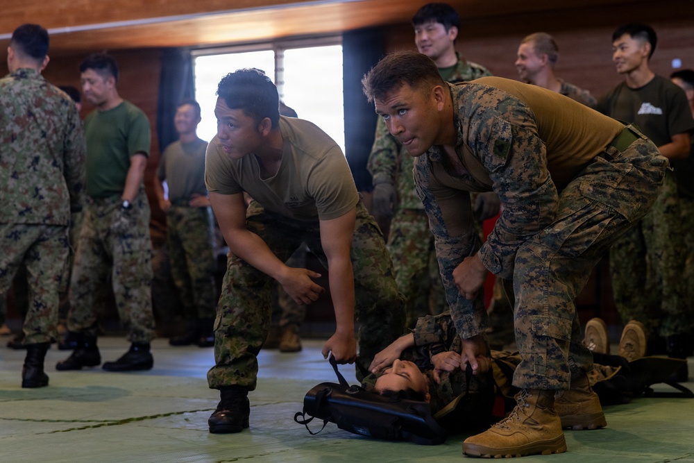 U.S. Marines and JGSDF Service Members Conduct Bilateral Field Day
