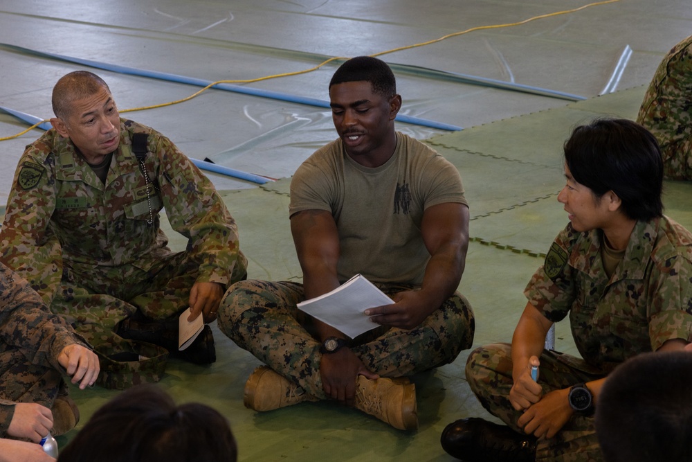 U.S. Marines and JGSDF Service Members Conduct Bilateral Field Day