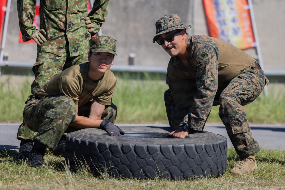 U.S. Marines and JGSDF Service Members Conduct Bilateral Field Day
