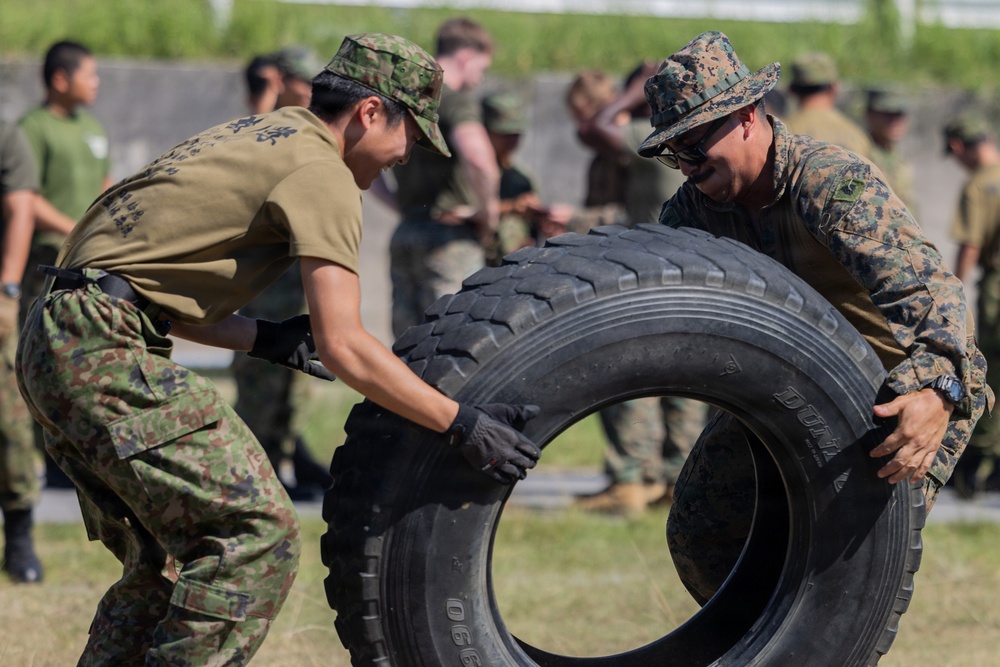 U.S. Marines and JGSDF Service Members Conduct Bilateral Field Day