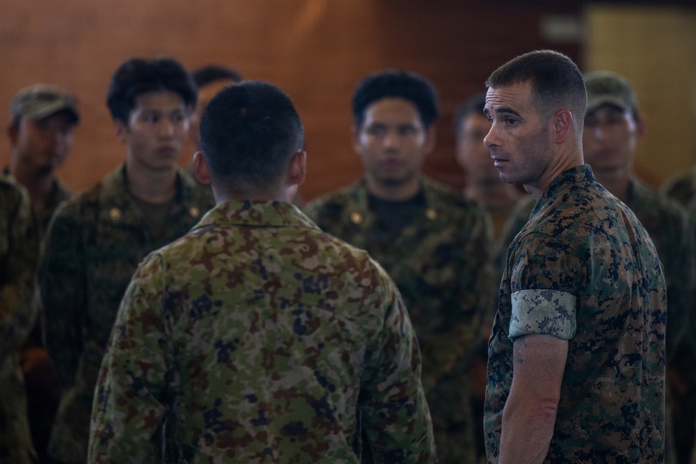 U.S. Marines and JGSDF Service Members Conduct Bilateral Field Day