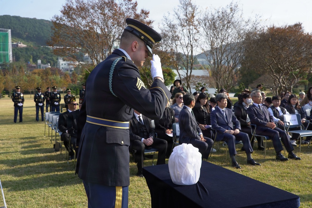 Honor guard salutes urn of retired war veteran